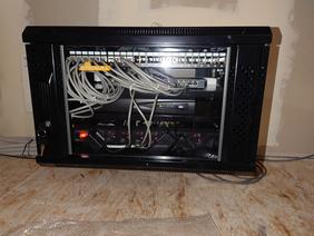 Szafa pod monitoring i internet w małym domu jednorodzinnym